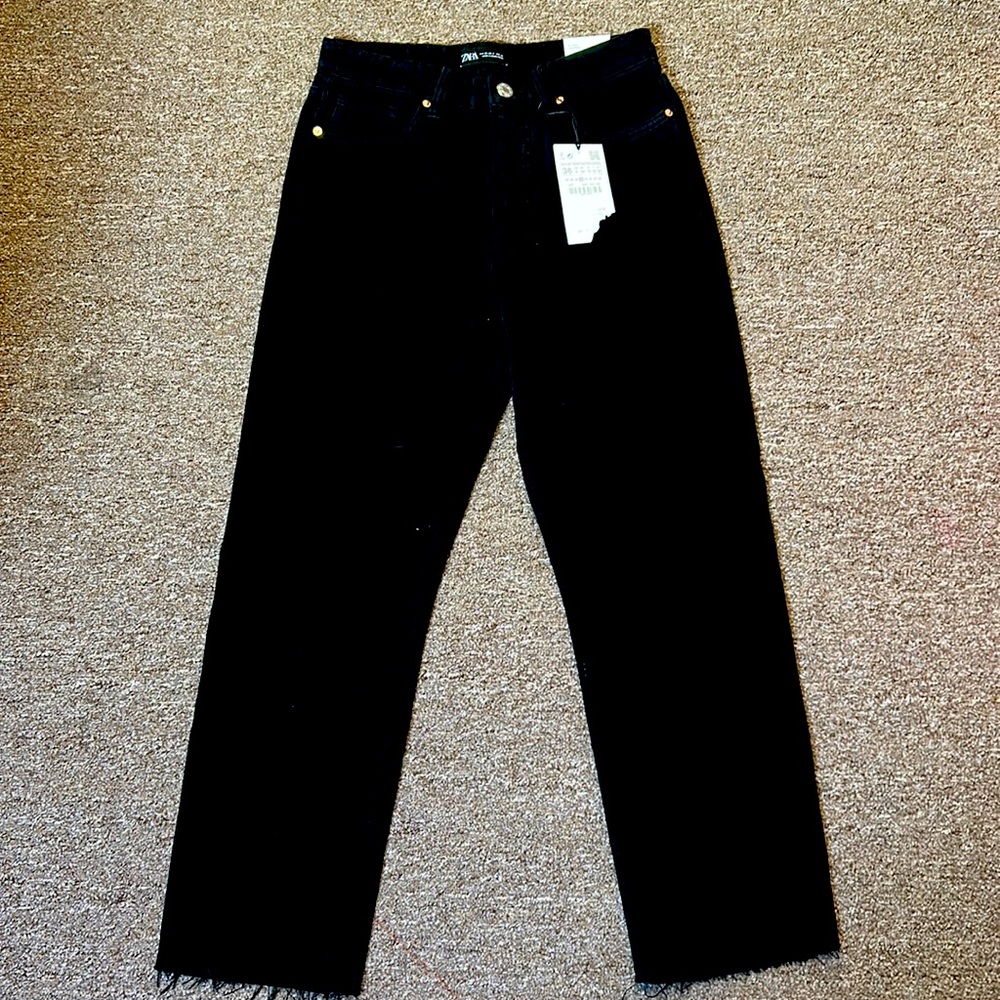 Straight leg. Raw hem. High-Rise cropped.